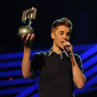 Justin Bieber recoge su galardón en los MTV Europe Music Awards 2011
