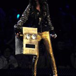 Selena Gomez de negro y dorado en los MTV Europe Music Awards 2011