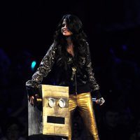 Selena Gomez de negro y dorado en los MTV Europe Music Awards 2011