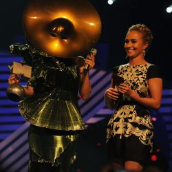 Hayden Panettiere y Lady Gaga en la ceremonia de los MTV Europe Music Awards 2011
