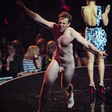 Un hombre desnudo en los MTV Europe Music Awards 2011