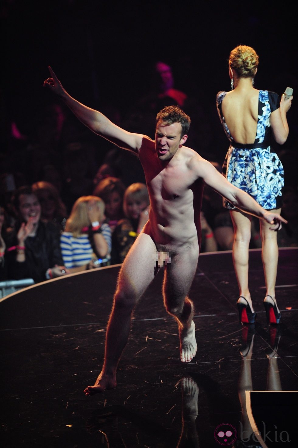 Un hombre desnudo en los MTV Europe Music Awards 2011