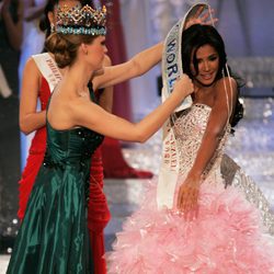 Alexandria Mills pone la banda de Miss Mundo 2011 a Ivian Sarcos