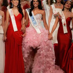 Ivian Sarcos, Miss Mundo 2011, con las representantes de Filipinas y Puerto Rico