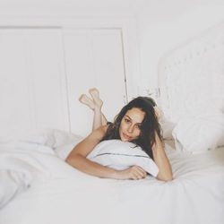 Eva González posando en la cama al natural