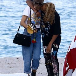 Jaden Smith dando un beso a su novia en una playa