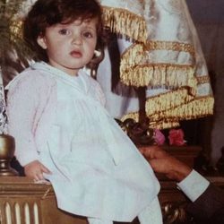Una pequeña Sara Carbonero sentada en un paso de Semana Santa
