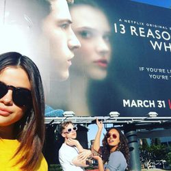 Selena Gomez, Tommy Dorfman y Alisha Boe delante del cartel de 'Por 13 razones'