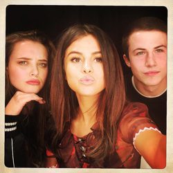 Selena Gomez con Katherine Langford y Dylan Minnette en el set de 'Por 13 razones'