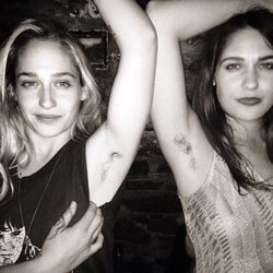 Las hermanas Lola y Jemima Kirke mostrando sus axilas sin depilar