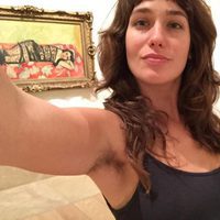 Lola Kirke posa en Instagram con las axilas sin depilar