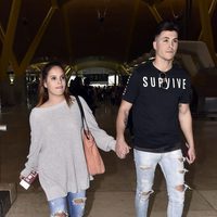 Gloria Camila con su novio KIko en el aeropuerto de Madrid