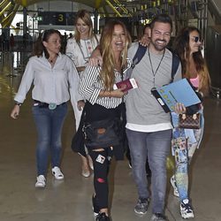 Algunos de los concursantes de 'Supervivientes 2017' en el aeropuerto de Madrid