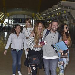 Algunos de los concursantes de 'Supervivientes 2017' en el aeropuerto de Madrid