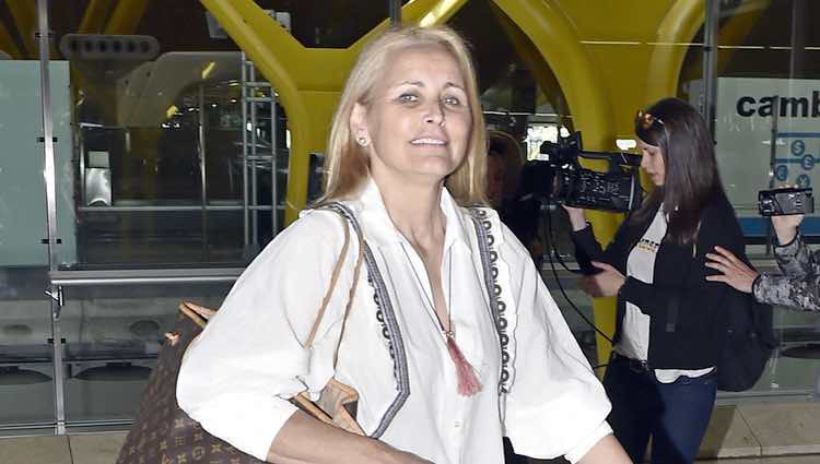 Lucía Pariente despidiendo a su hija Alba Carrillo en el aeropuerto de Madrid