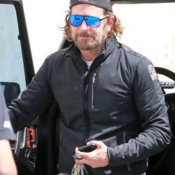 Bradley Cooper llegando a un estudio de cine en Hollywood