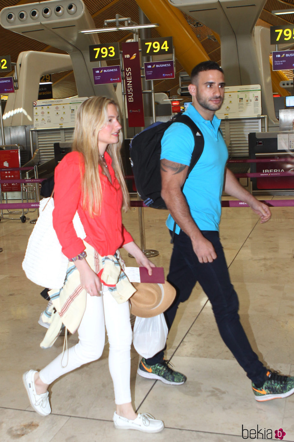 Janet Capdevila y Eliad Cohen en el aeropuerto de Madrid