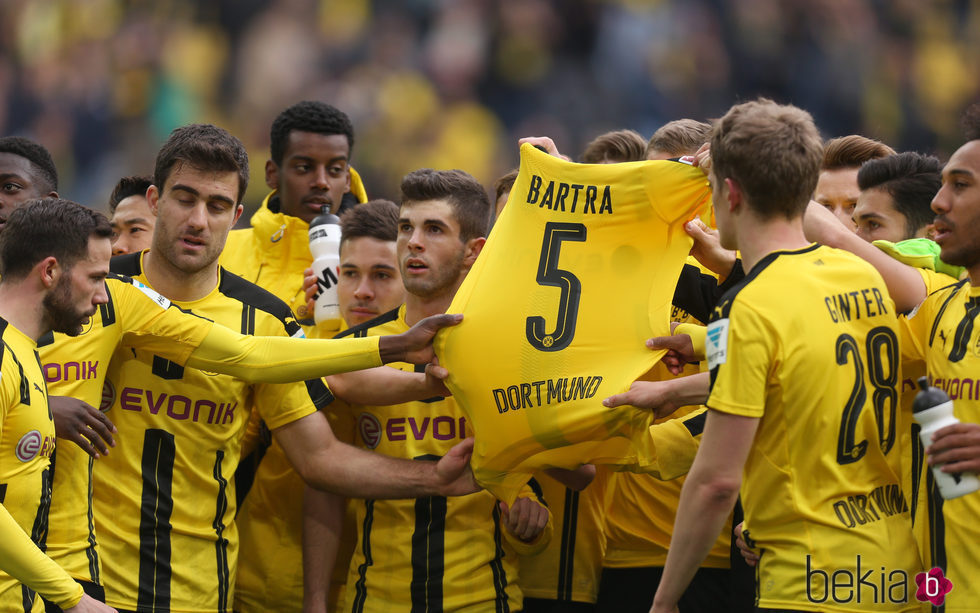 Los jugadores del Borussia Dortmund rinden homenaje a Marc Bartra