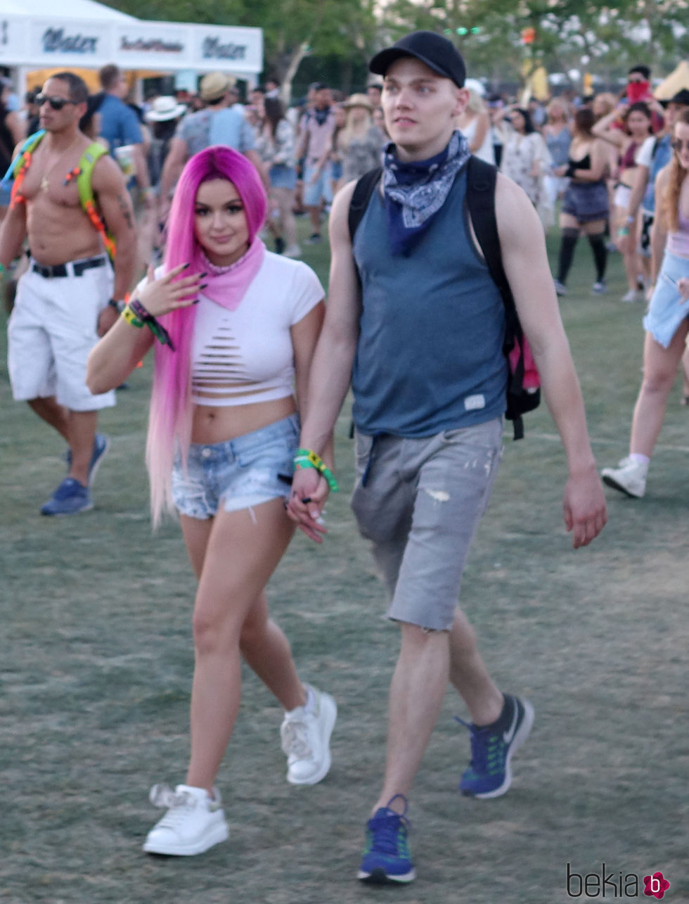 Ariel Winter y Levi Meden en el festival Coachella 2017