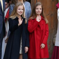 La Princesa Leonor y la Infanta Sofía saludando en la Misa de Pascua 2017