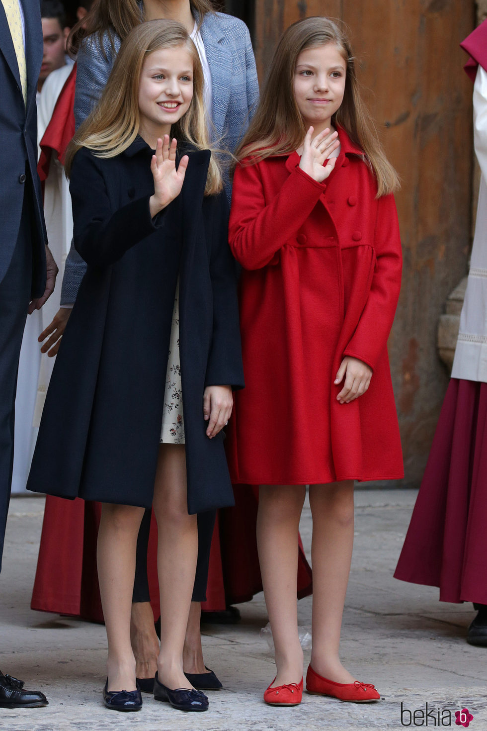 La Princesa Leonor y la Infanta Sofía saludando en la Misa de Pascua 2017