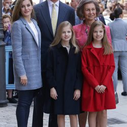 Los Reyes, sus hijas y la reina Sofía en la tradicional Misa de Pascua 2017
