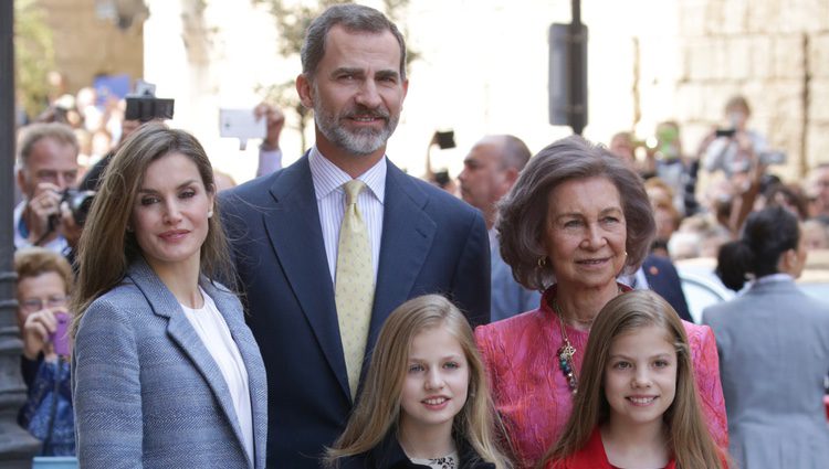 Los Reyes, sus hijas y la reina Sofía en la tradicional Misa de Pascua 2017