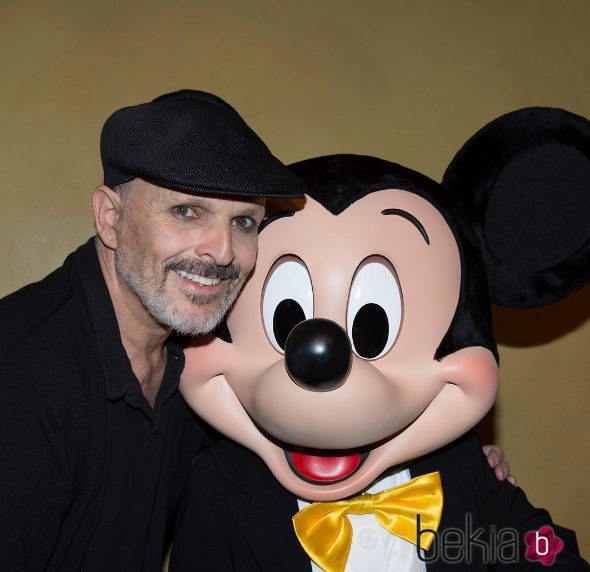 Miguel Bosé posando al lado de Mickey Mouse