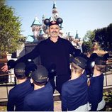 Miguel Bosé publica una foto con sus cuatro hijos en las redes por primera vez en Disneyland