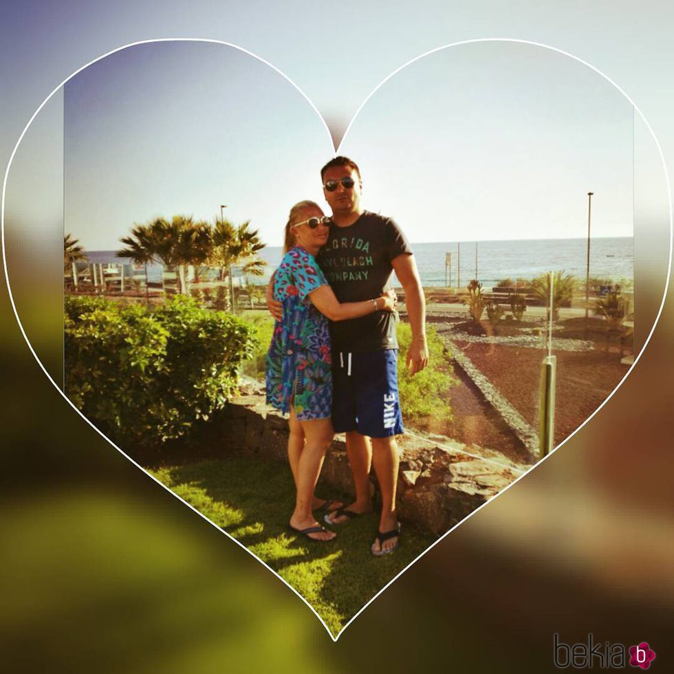 Belén Esteban con su novio Miguel posando durante sus vacaciones de Semana Santa en Tenerife