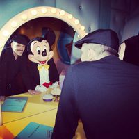 Miguel Bosé con Mickey Mouse en un espejo