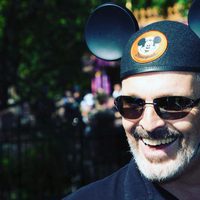 Miguel Bosé con las características orejas de Mickey Mouse en Disneyland