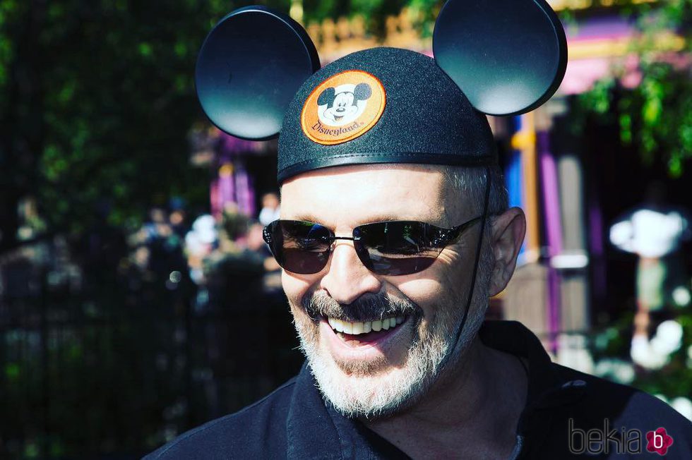 Miguel Bosé con las características orejas de Mickey Mouse en Disneyland
