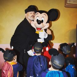 Miguel Bosé abrazando a Mickey Mouse con sus cuatro hijos