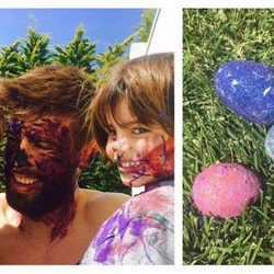 Gerard Piqué con sus hijos Milan y Sasha pintando los huevos de Pascua 2017
