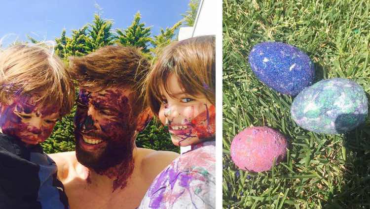 Gerard Piqué con sus hijos Milan y Sasha pintando los huevos de Pascua 2017