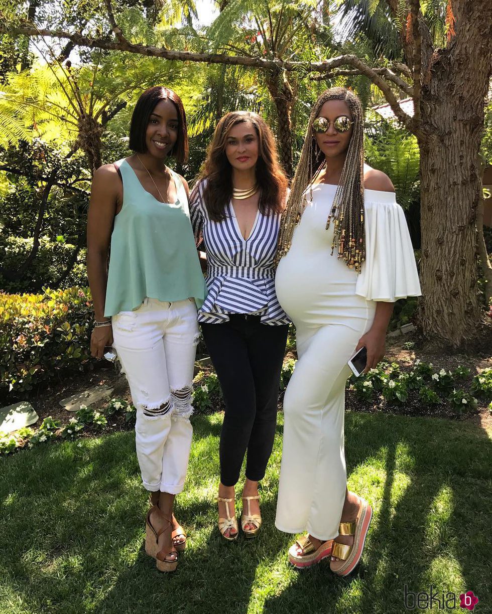 Beyoncé junto a Kelly Rowland y su madre Tina Knowles en Pascua