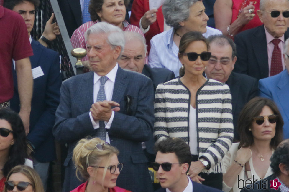 Mario Vargas Llosa e Isabel Preysler en la corrida del Domingo de Resurrección 2017 en Sevilla