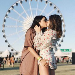 Dulceida besando a su mujer en el festival Coachella