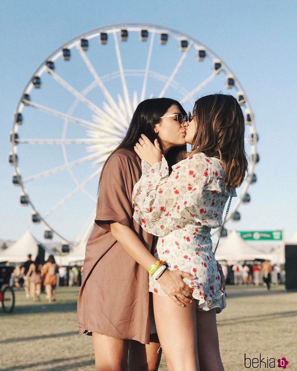Dulceida besando a su mujer en el festival Coachella