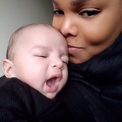 Janet Jackson y su bebé después de echarse una siesta