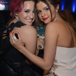 Demi Lovato y Selena Gomez disfrutando de la gala Variety 2014