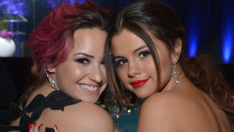 Demi Lovato y Selena Gomez disfrutando de la gala Variety 2014