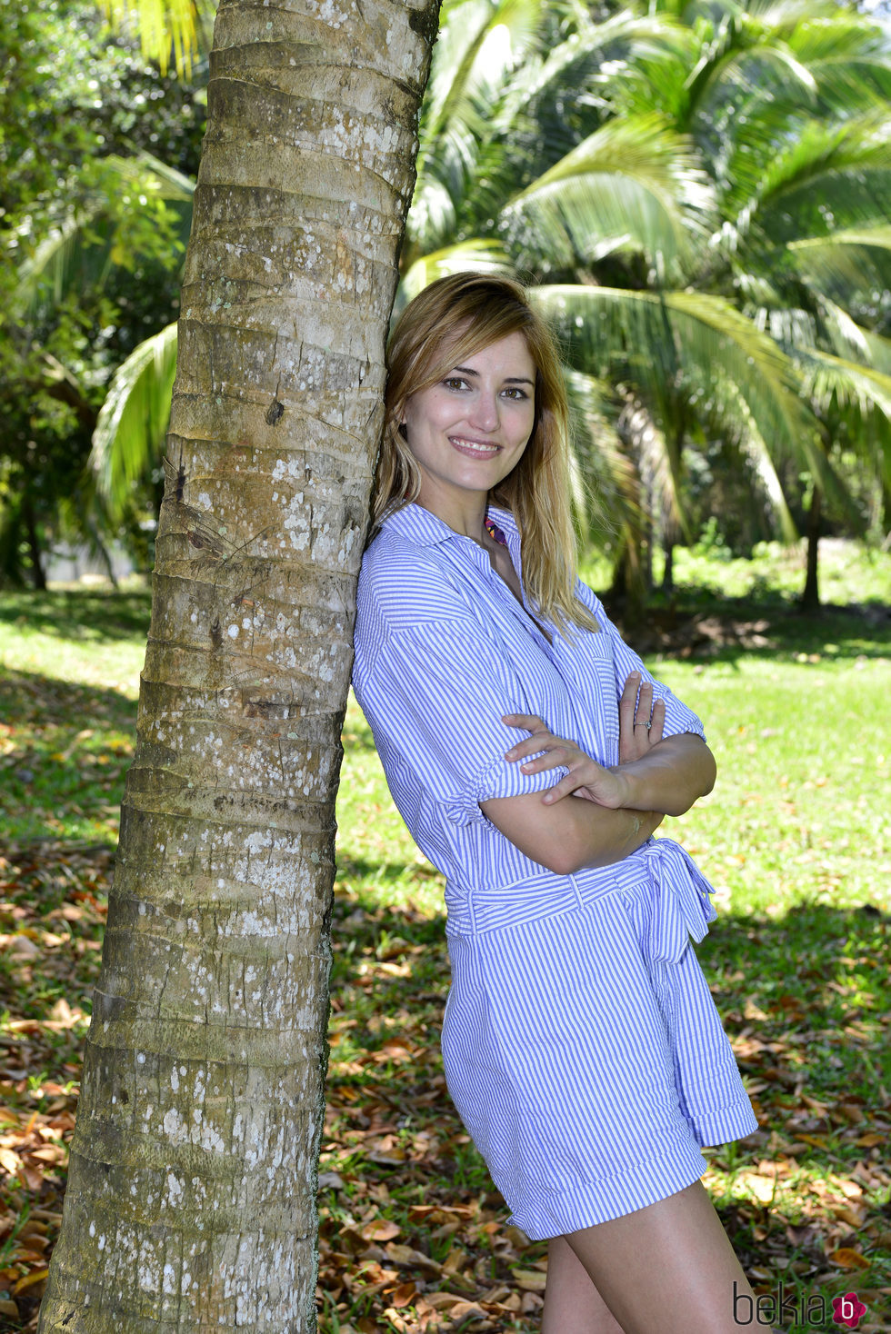 Alba Carrillo apoyada en una palmera posando como concursante de 'Supervivientes 2017'