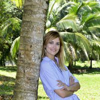 Alba Carrillo apoyada en una palmera posando como concursante de 'Supervivientes 2017'