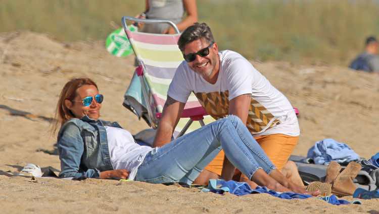 Toño Sanchís con su mujer Lorena en las playas de Cádiz en Semana Santa 2017