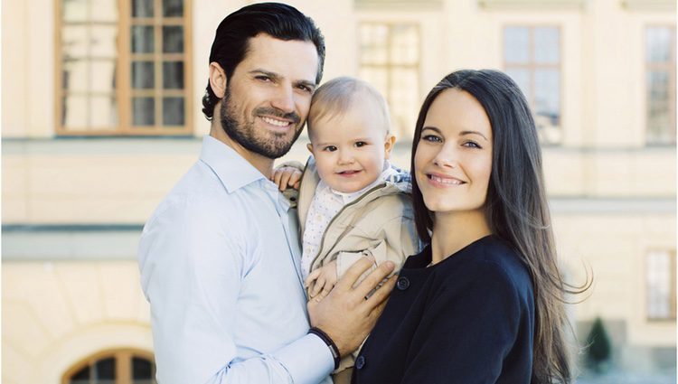 Carlos Felipe de Suecia y Sofia Hellqvist con su hijo Alejandro en su primer año de vida