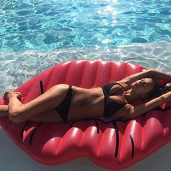 Irina Shayk posando en una piscina