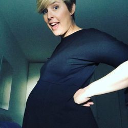 Tania Llasera luce segundo embarazo antes de saber si será niño o niña