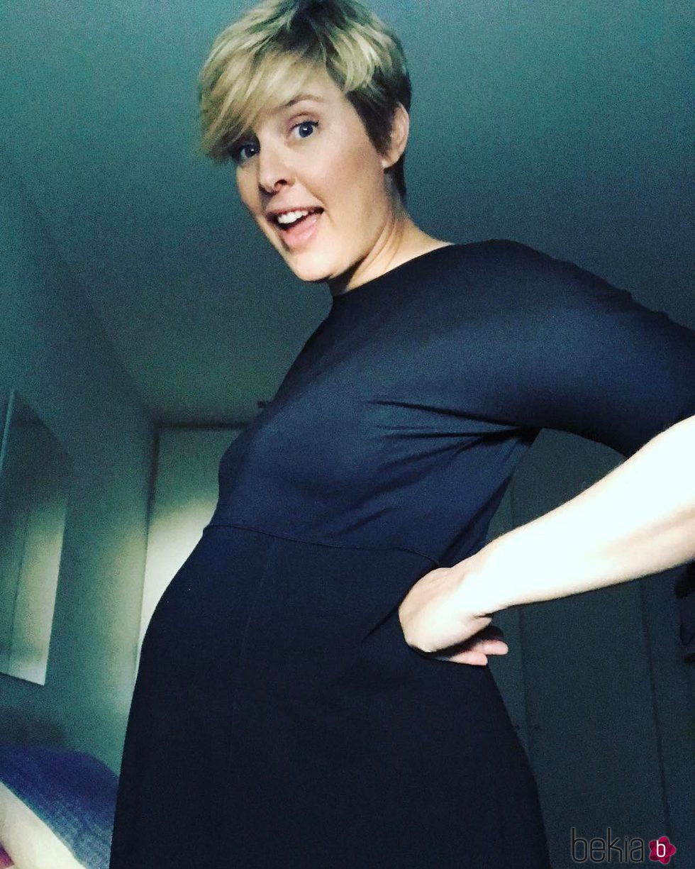 Tania Llasera luce segundo embarazo antes de saber si será niño o niña
